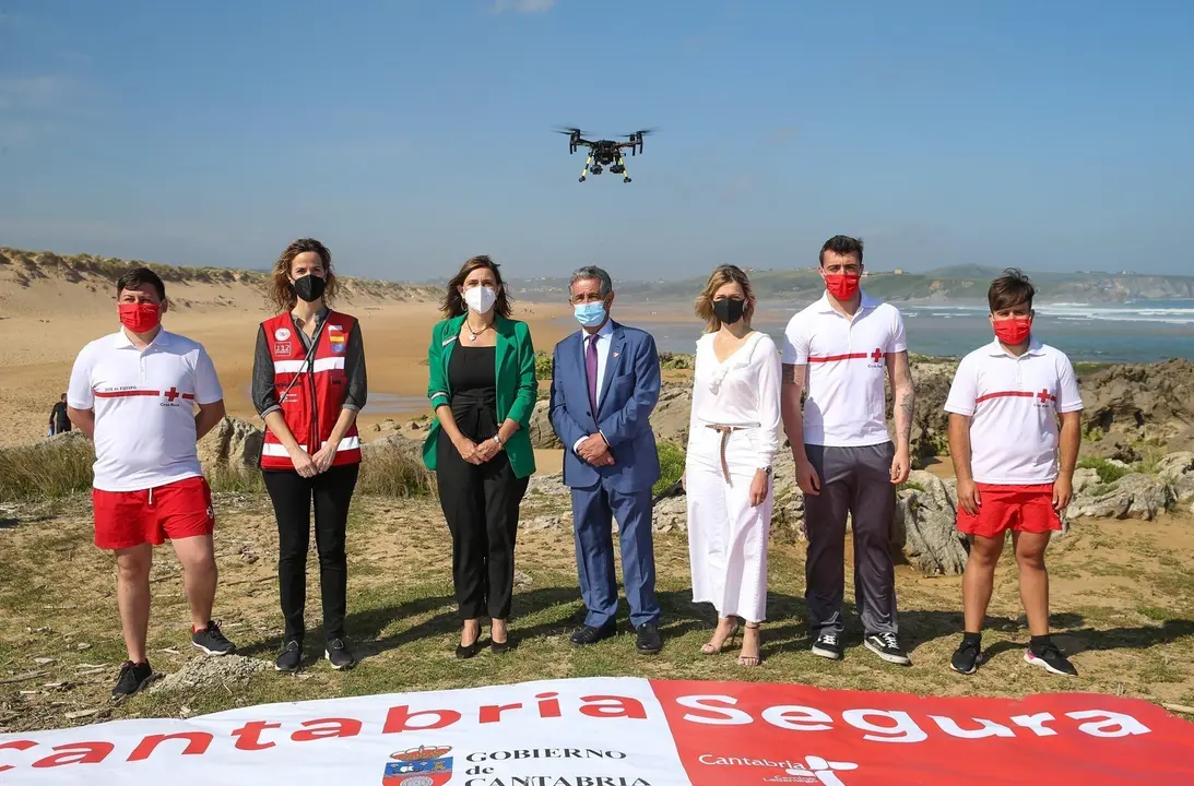 Presentaci&oacute;nd e la campa&ntilde;a 'Cantabria segura' en la playa de Valdearenas, es Liencres