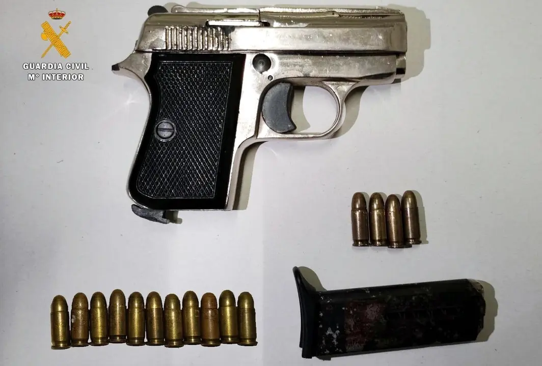 Pistola intervenida al detenido