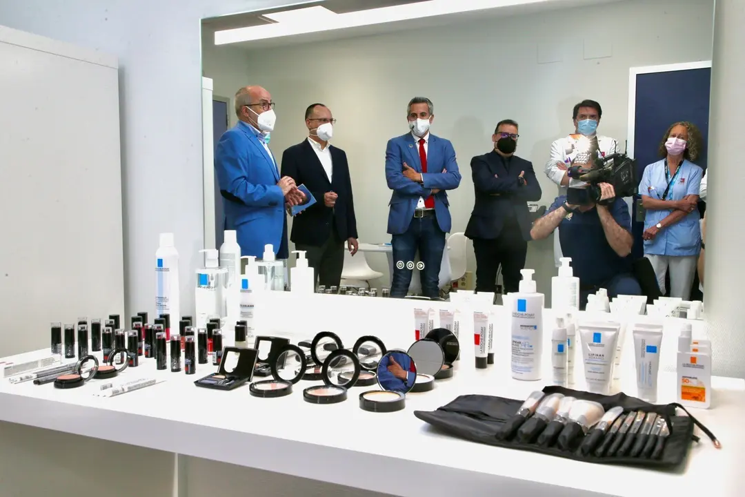 El vicepresidente del Gobierno, Pablo Zuloaga, el consejero de Sanidad, Miguel Rodr&iacute;guez, y el jefe del servicio de Oncolog&iacute;a Radioter&aacute;pica, Pedro Jos&eacute; Prada, presentan la consulta oncoest&eacute;tica para pacientes con c&aacute;ncer en el Hospital Valdecilla.