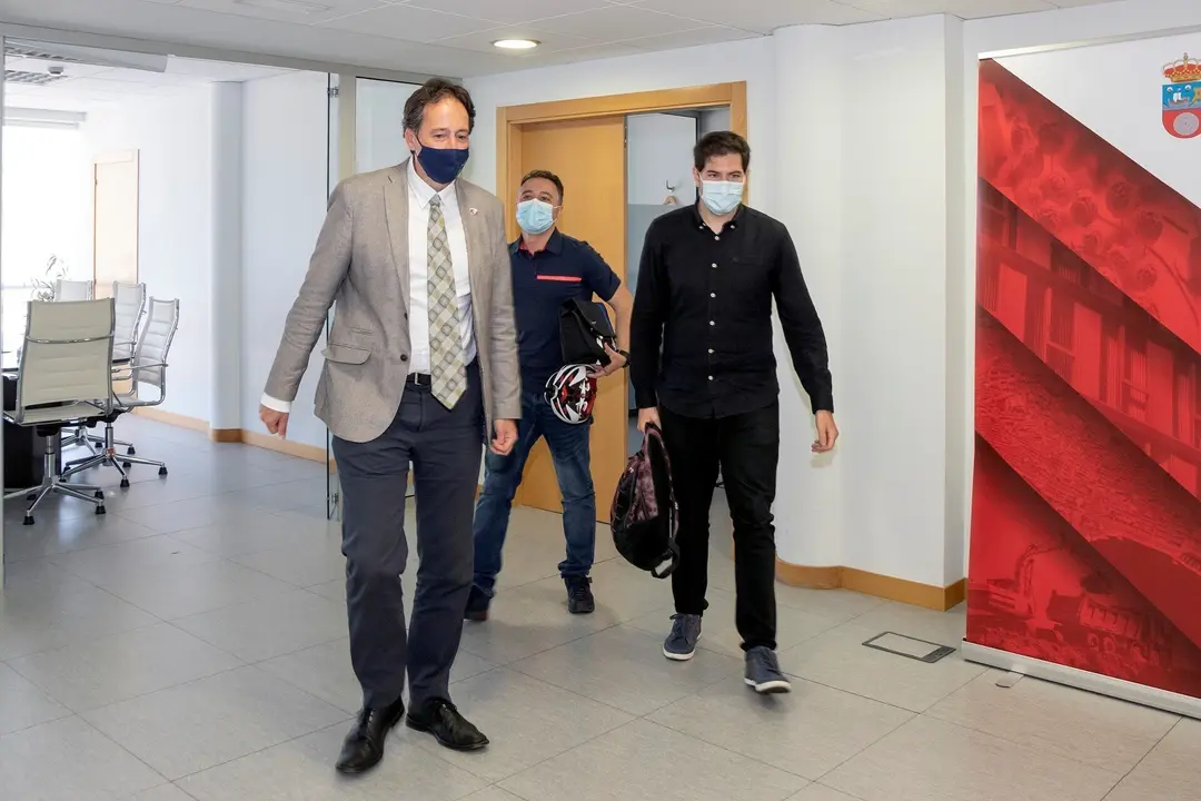 El consejero de Obra P&uacute;blicas, Ordenaci&oacute;n del Territorio y Urbanismo, Jos&eacute; Luis Gochicoa, mantiene una reuni&oacute;n con representantes de las Mesas de Movilidad de Cantabria.