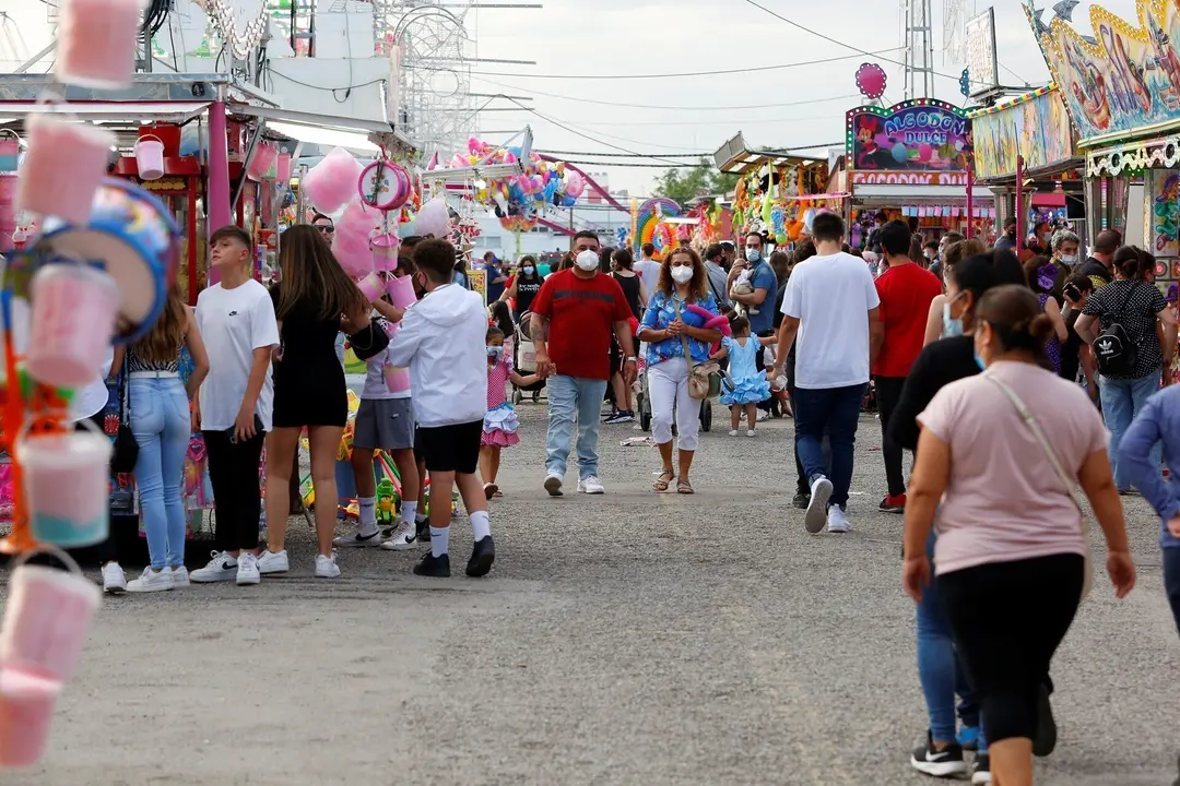 El recinto ferial de Granada se llena de gente con los columpios y atracciones instaladas en la zona pese a la pandemia del coronavirus durante las fiestas del Corpus Christi a 05 de junio del 2021 en Granada, Andaluc&iacute;a.