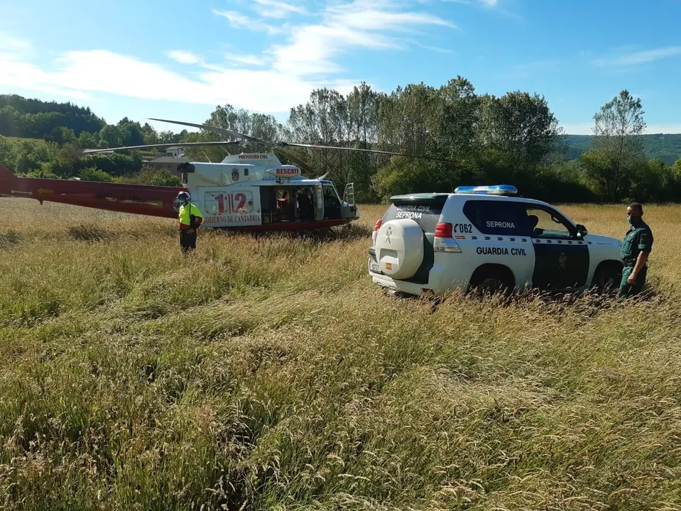 Intervenci&oacute;n para el traslado del herido al caer de un tejado en Rocamundo (Valderredible)