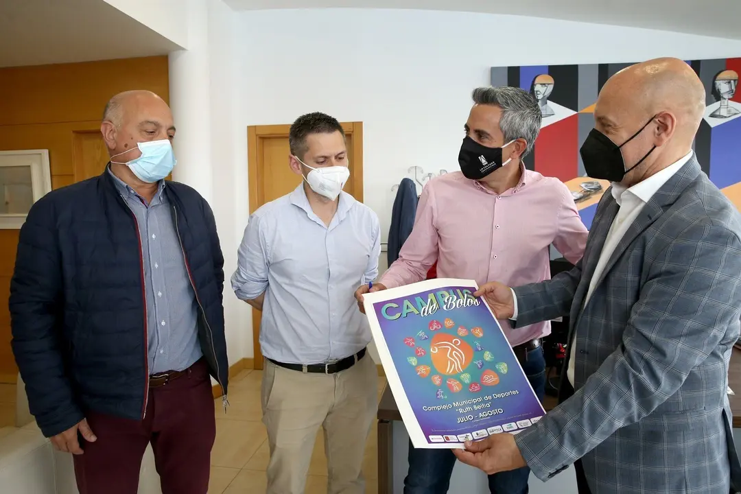 El vicepresidente y consejero de Universidades, Igualdad, Cultura y Deporte, Pablo Zuloaga, se re&uacute;ne con el presidente de la Federaci&oacute;n C&aacute;ntabra de Bolos, Norberto Ortiz, para presentar el proyecto &lsquo;Madera de ser: Campus de verano&rsquo;.