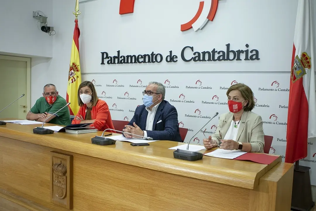 Rueda de prensa de Paula Fern&aacute;ndez y Pedro Hernando, del PRC; y los representantes de UGT y CCOO en Correos, Monserrat Noriega y Juan Carlos Aizpurua, en el Parlamento