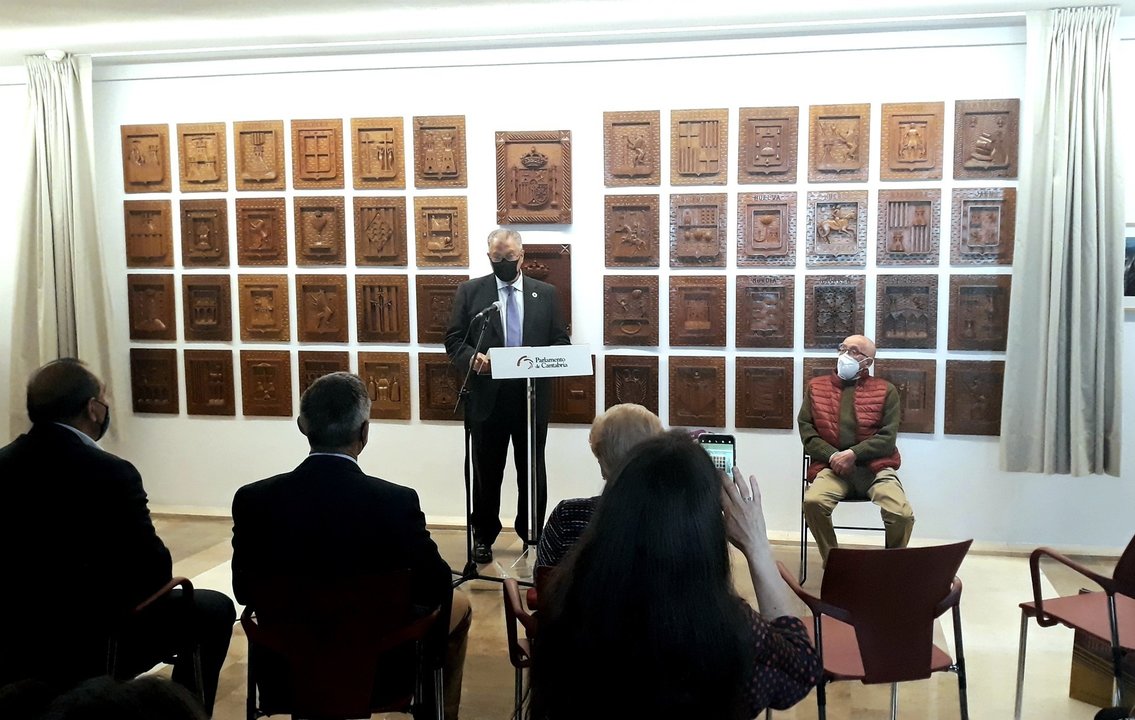 Acto de presentación de la colección de escudos tallados en madera dinada al Parlamento