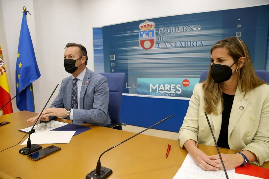 El consejero de  Medio Ambiente, Guillermo Blanco, acompa&ntilde;ado de la responsable de comunicaci&oacute;n de Coca-Cola para el &aacute;rea norte, Ane Epalza, presenta en rueda de prensa las nuevas acciones del proyecto 'Mares circulares' en Cantabria