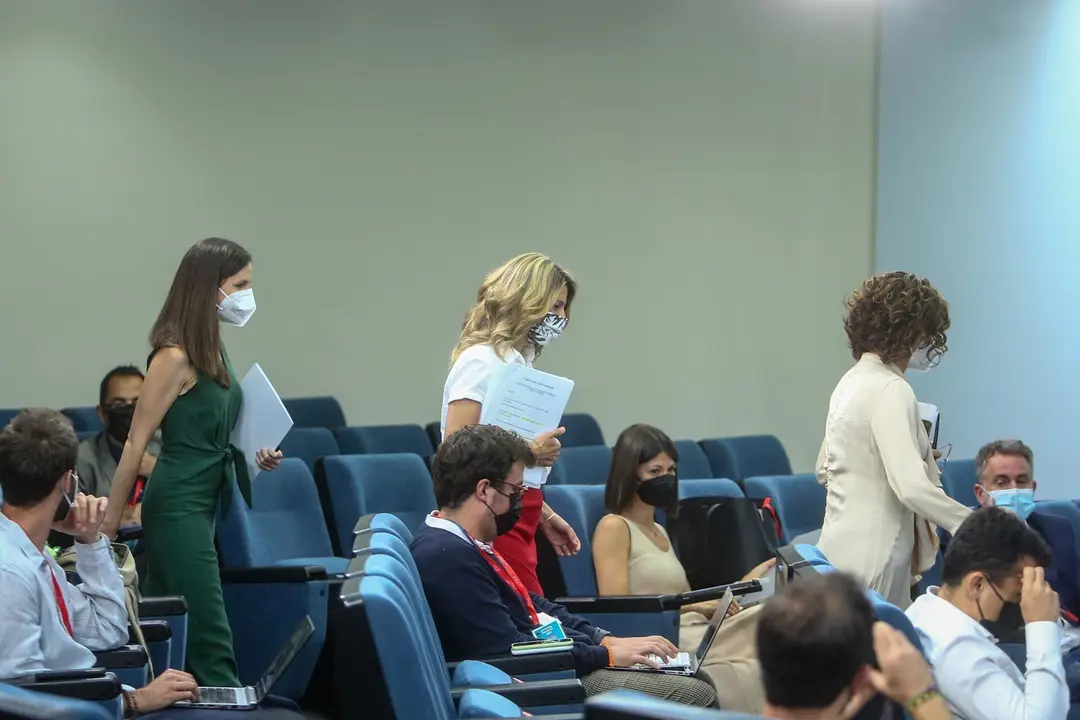 (I-D) La ministra portavoz, Mar&iacute;a Jes&uacute;s Montero; la vicepresidenta tercera y ministra de Trabajo y Econom&iacute;a Social, Yolanda D&iacute;az y la ministra de Derechos Sociales y Agenda 2030, Ione Belarra, a su llegada para comparecer en rueda de prensa tras la celebr