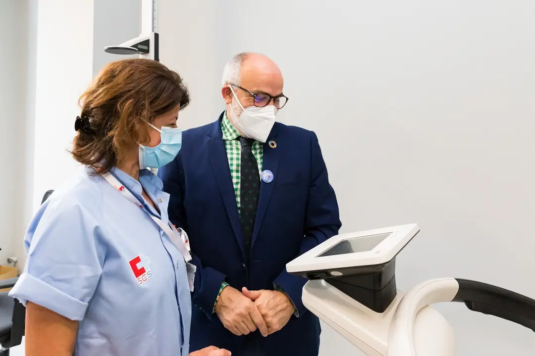 Archivo - El consejero, Miguel Rodr&iacute;guez, en el Pabell&oacute;n 20 del hospital Valdecilla