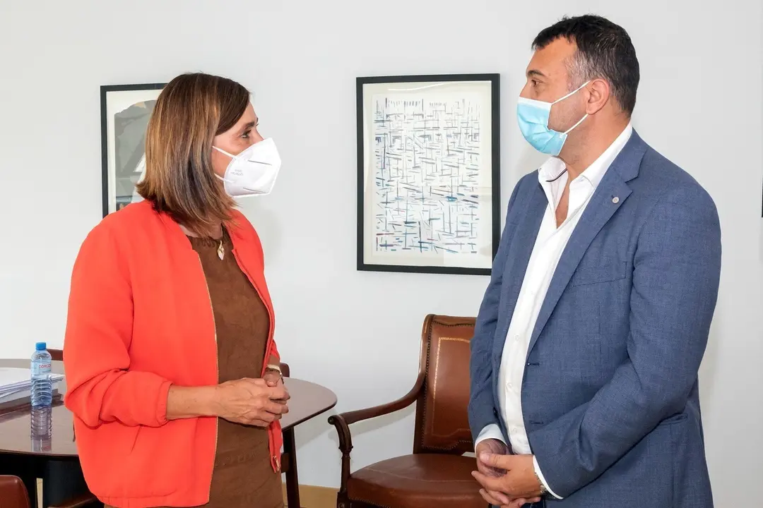 La consejera de Presidencia, Interior, Justicia y Acci&oacute;n Exterior, Paula Fern&aacute;ndez Via&ntilde;a, se re&uacute;ne con el alcalde de Marina de Cudeyo, Pedro P&eacute;rez Ferradas.