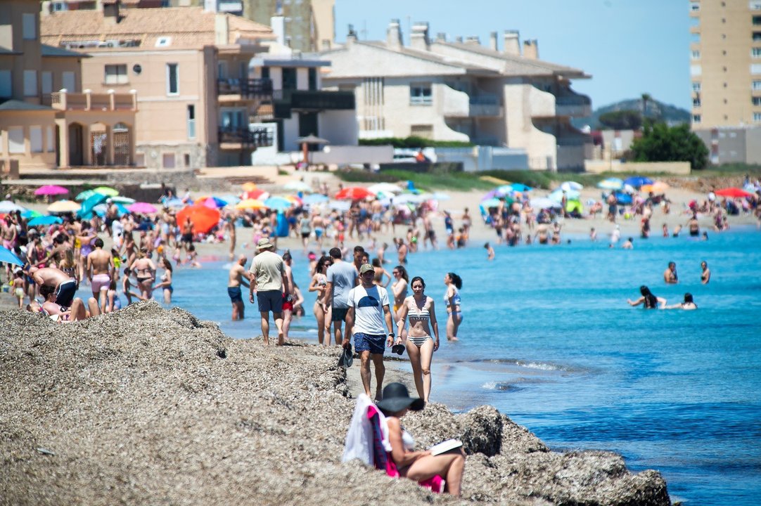 Varias personas en la Playa de Levante, en la Manga del Mar Menor, a 16 de abril de 2021, en Cartagena, Región de Murcia (España). Este fin de semana se cumple una semana desde el fin del estado de alarma. En Murcia, el fin de este marco jurídico se tradu