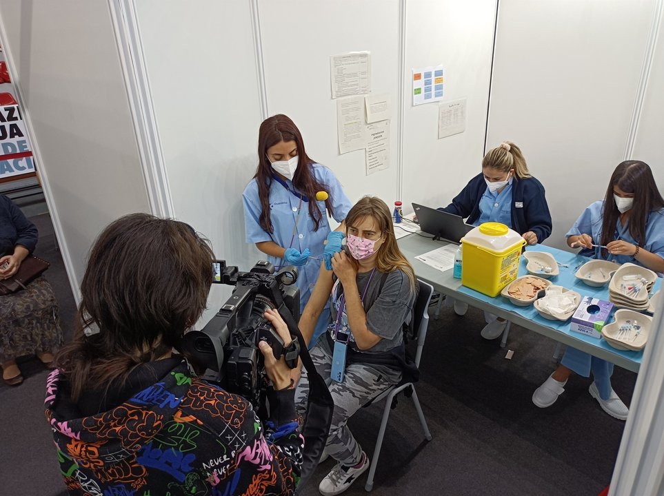 Una joven menor de 50 años recibe la primera vacuna en el Pabellón La Casilla de Bilbao.