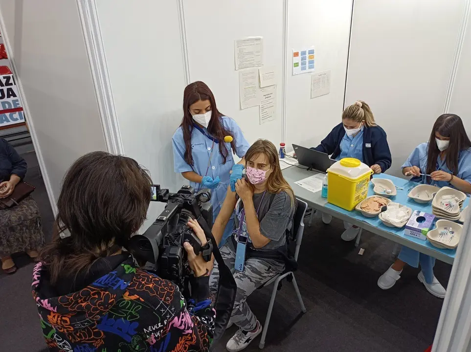 Una joven menor de 50 a&ntilde;os recibe la primera vacuna en el Pabell&oacute;n La Casilla de Bilbao.