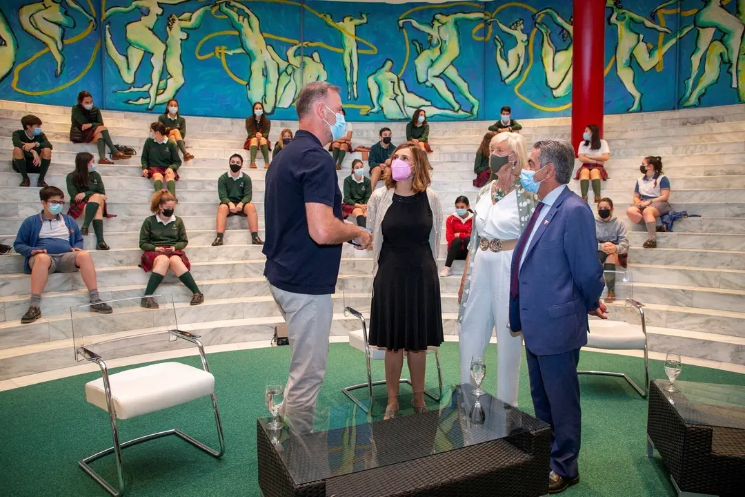 El presidente de Cantabria, Miguel &Aacute;ngel Revilla; la consejera de Presidencia, Paula Fern&aacute;ndez Via&ntilde;a, y la consejera de Educaci&oacute;nMarina Lomb&oacute;, asisten a la presentaci&oacute;n del proyecto FES junto a Pedro Garc&iacute;a Aguado