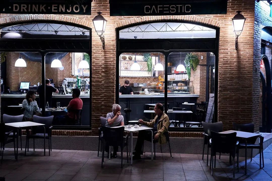 Varias personas en una cafeter&iacute;a 