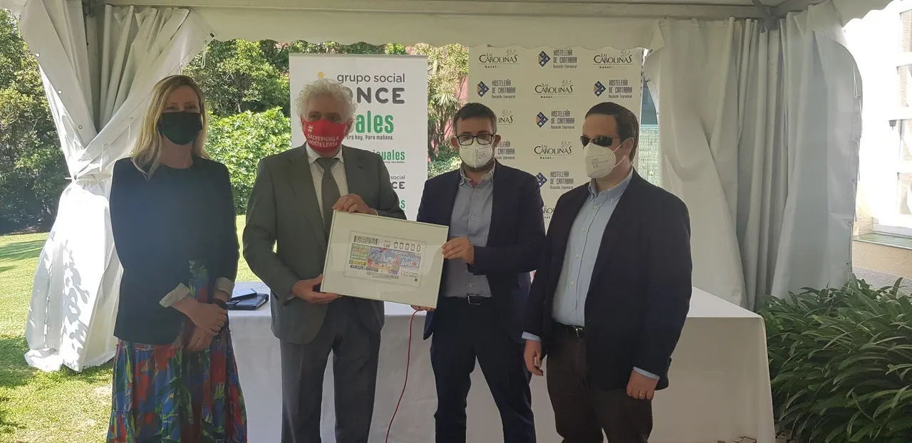Miembros de la AEHC y de la ONCE presentan el cup&oacute;n dedicado a la hosteler&iacute;a