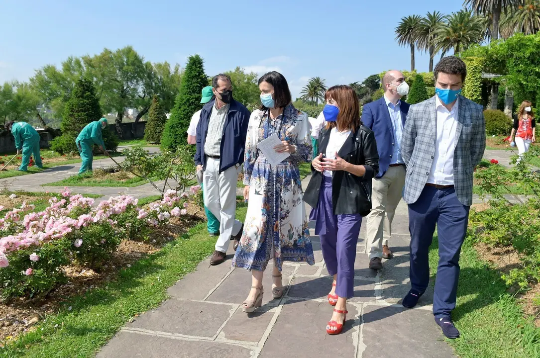 La consejera de Empleo y Pol&iacute;ticas Sociales, Ana Bel&eacute;n &Aacute;lvarez, y la alcaldesa de Santander, Gema Igual, visitan a los alumnos del taller de empleo de jardiner&iacute;a que realizan labores en el Parque de Matale&ntilde;as.