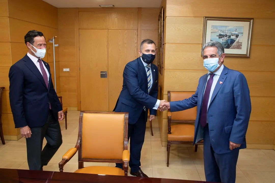 El presidente de Cantabria, Miguel &Aacute;ngel Revilla, recibe al c&oacute;nsul general de Uruguay, Ramiro Rodr&iacute;guez Bausero.