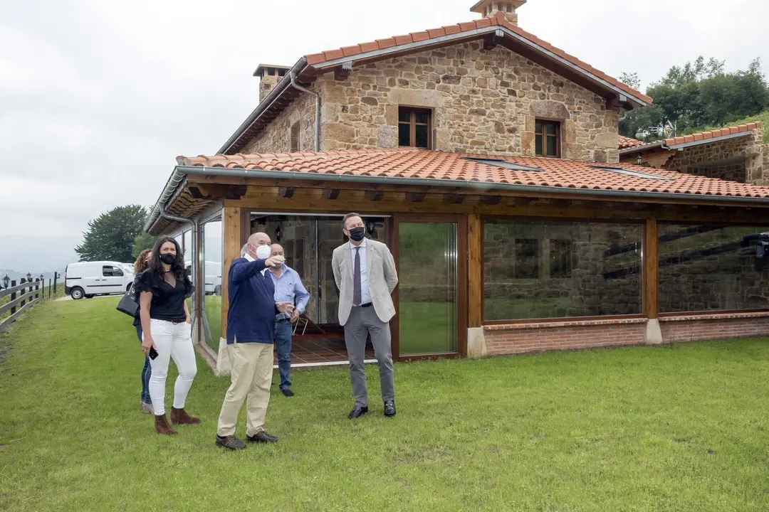 El consejero de Desarrollo Rural, Ganader&iacute;a, Pesca, Alimentaci&oacute;n y Medio Ambiente, Guillermo Blanco, visita un proyecto de diversificaci&oacute;n agr&iacute;cola (finca de ar&aacute;ndanos y casa rural).