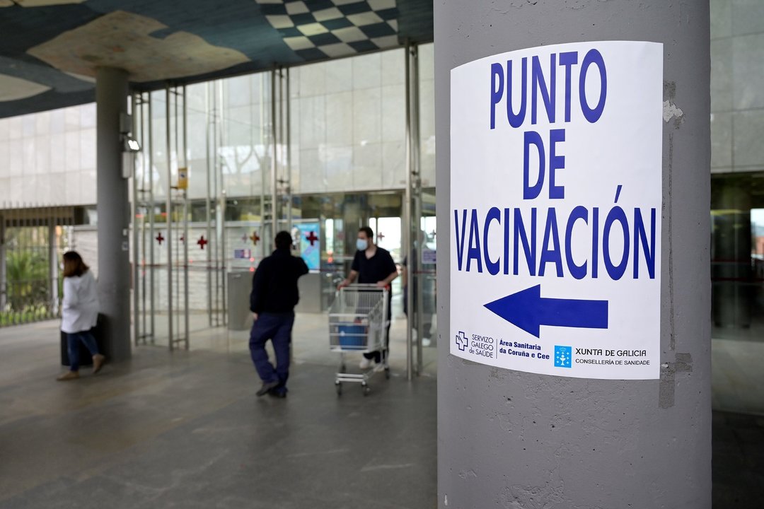 Archivo - Indicaciones para el punto de vacunación en el Hospital Marítimo de Oza, en A Coruña, Galicia (España), a 24 de marzo de 2021. Galicia reanuda hoy, al igual que el resto de las comunidades españolas, la vacunación con AstraZeneca, y lo hará "don