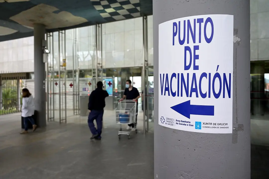 Archivo - Indicaciones para el punto de vacunaci&oacute;n en el Hospital Mar&iacute;timo de Oza, en A Coru&ntilde;a, Galicia (Espa&ntilde;a), a 24 de marzo de 2021. Galicia reanuda hoy, al igual que el resto de las comunidades espa&ntilde;olas, la vacunaci&oacute;n con AstraZeneca, y lo har&aacute; "don