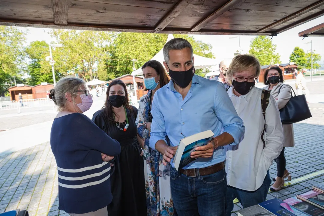 El vicepresidente y consejero de Universidades, Igualdad, Cultura y Deporte, Pablo Zuloaga, y la alcaldesa de Santander en la inauguraci&oacute;n de la 40 Feria del Libro de Santander y Cantabria.