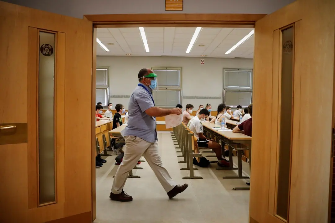 Archivo - Un grupo de estudiantes en un aula con medidas Covid