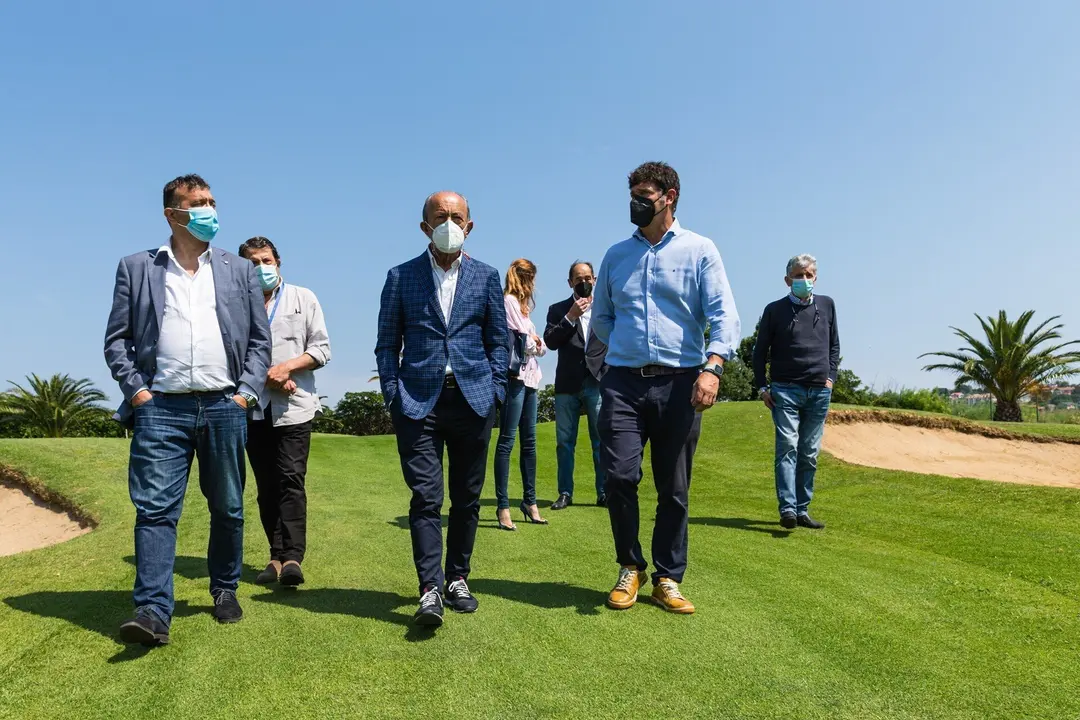 El consejero de Industria, Turismo, Innovaci&oacute;n, Transporte y Comercio, Javier L&oacute;pez Marcano, y la directora general de Turismo visitan la instalaci&oacute;n con motivo del tercer aniversario de la Casa Club