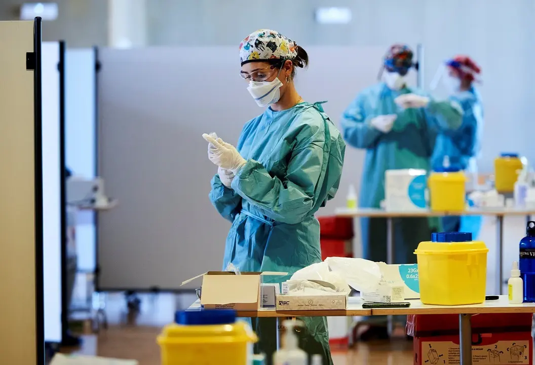 Archivo - Una profesional sanitaria en un dispositivo de vacunaci&oacute;n masiva frente al Covid-19