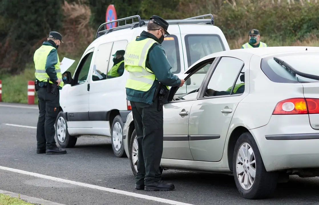 Archivo - Control de tr&aacute;fico de la Guardia Civil en Laredo.