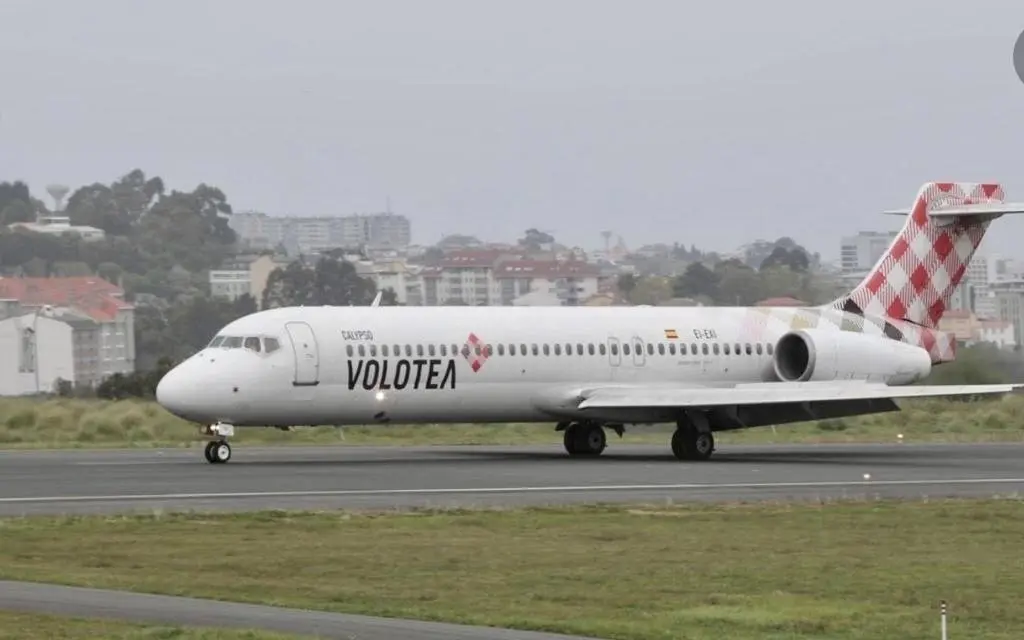 Avi&oacute;n de Volotea en el aeropuerto Seve Ballesteros-Santander