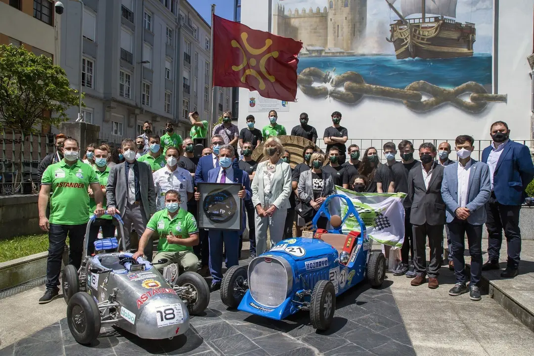 El presidente de Cantabria, Miguel &Aacute;ngel Revilla, y la consejera de Educaci&oacute;n y Formaci&oacute;n Profesional, Marina Lomb&oacute;, reciben a los centros de formaci&oacute;n que han participado en el campeonato de veh&iacute;culos el&eacute;ctricos Euskelec 2021