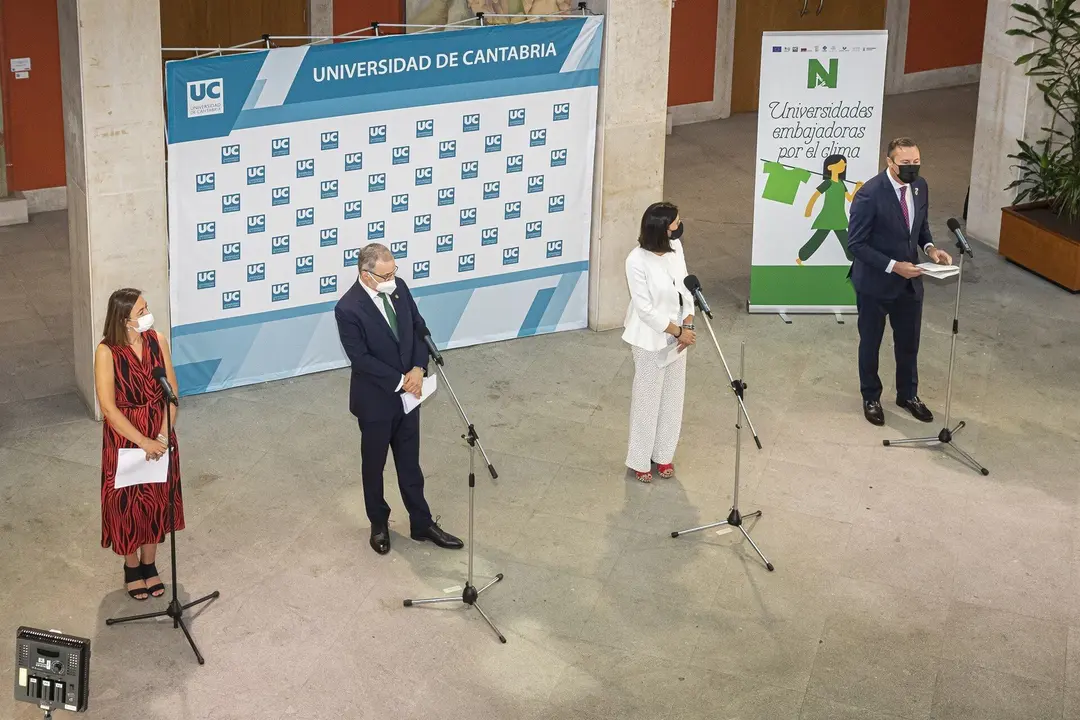 El rector de la UC, con los consejeros de Desarrollo Rural y Econom&iacute;a y la alcaldesa de Santander en el acto de apoyo a la Green Week, en el Paraninfo de la UC