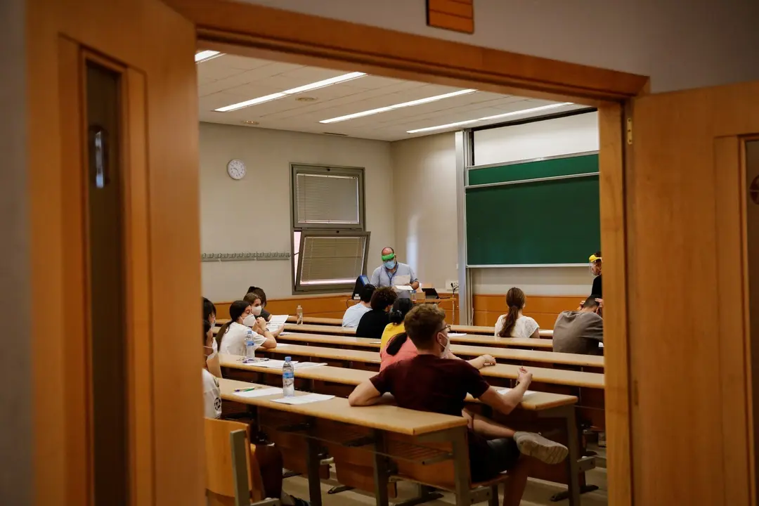 Archivo - Un grupo de estudiantes en un aula con medidas Covid