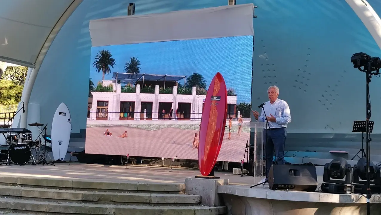 El portavoz regionalista en el Ayuntamiento de Santander, Jos&eacute; Mar&iacute;a Fuentes-Pila, da a conocer el proyecto para transformar el edificio Rema en un centro de surf.