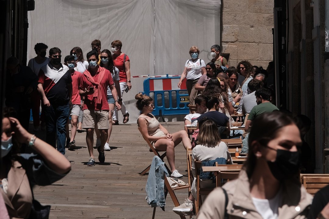 Varias personas en la terraza de un bar, en la Rúa da Raiña, a 6 de junio de 2021, en Santiago de Compostela, A Coruña, Galicia, (España). En estas fechas, la ciudad de Santiago vuelve a convertirse en el mítico destino de los peregrinos que finalizan el 