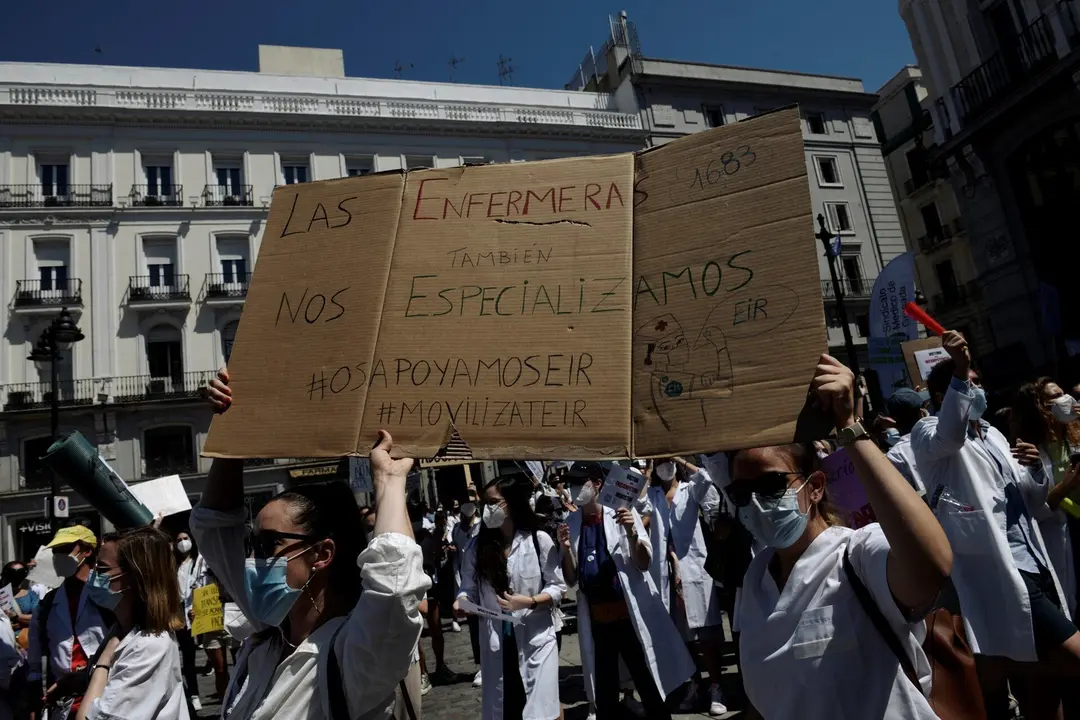 Varios m&eacute;dicos se manifiestan con pancartas frente a la Puerta del Sol para exigir una elecci&oacute;n de plazas con garant&iacute;as el 8 de junio de 2021, en Madrid (Espa&ntilde;a). Organizada por la Confederaci&oacute;n Estatal Sindicatos M&eacute;dicos (CESM), con esta nueva protesta, 