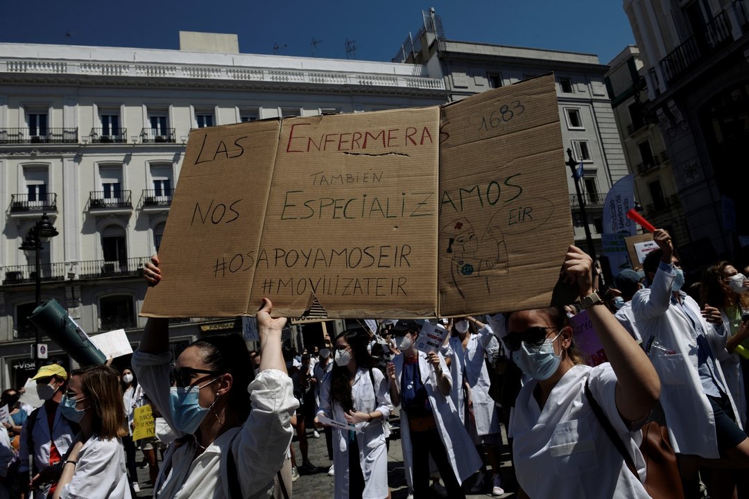 Varios médicos se manifiestan con pancartas frente a la Puerta del Sol para exigir una elección de plazas con garantías el 8 de junio de 2021, en Madrid (España). Organizada por la Confederación Estatal Sindicatos Médicos (CESM), con esta nueva protesta, 
