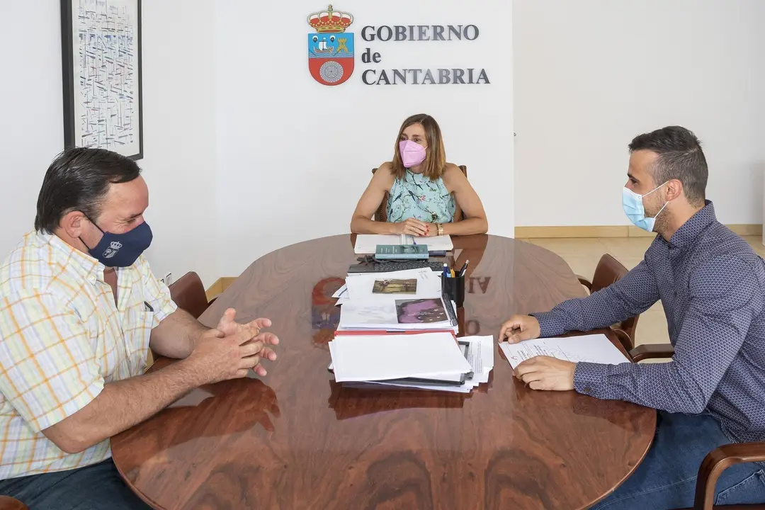 La consejera de Presidencia, Paula Fern&aacute;ndez, con el alcalde de Hazas de Cesto, Alejandro LLano