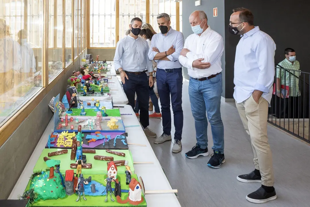 El vicepresidente y consejero de Universidades, Igualdad, Cultura y Deporte, Pablo Zuloaga, asiste a la clausura de la exposici&oacute;n de carrozas en miniatura, organizada por la Asociaci&oacute;n Cultural y Deportiva Kant-Iber.