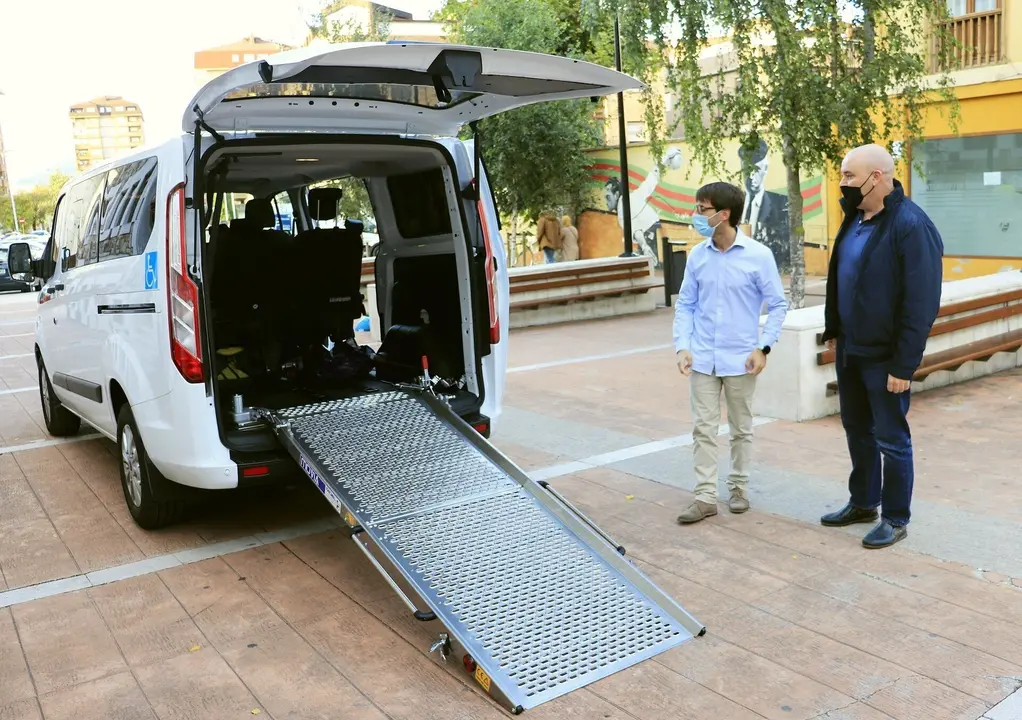 El concejal del Taxi, Borja Sainz Ahumana, junto a un taxi adaptado