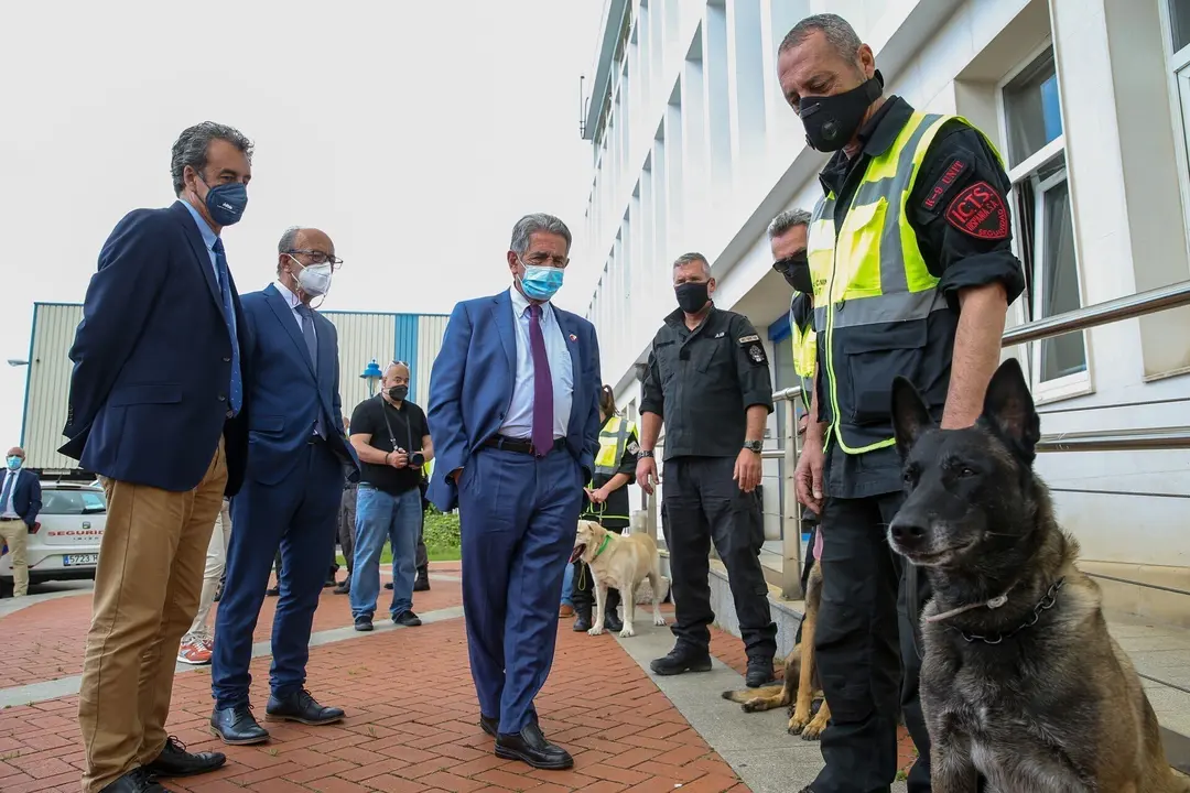 Miguel &Aacute;ngel Revilla, Francisco Mart&iacute;n y Javier L&oacute;pez Marcano junto a los nuevos efectivos que se incorporan al puerto