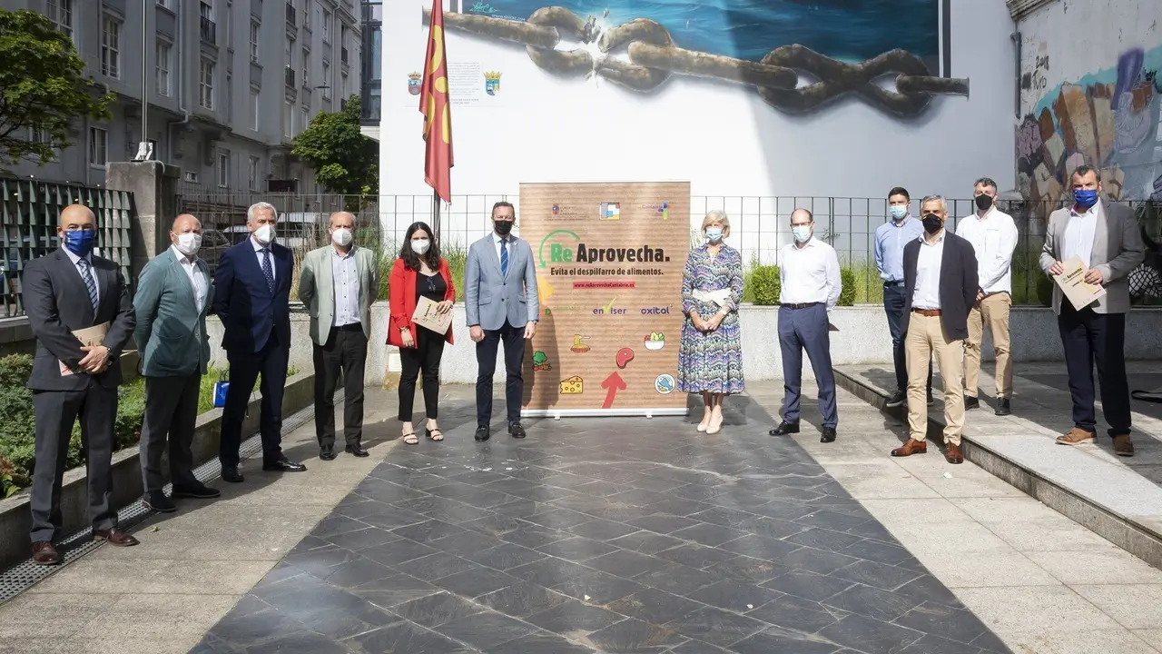 Los consejeros de Desarrollo Rural, Guillermo Blanco, y de Educaci&oacute;n, Marina Lomb&oacute;, presentan la segunda edici&oacute;n de lacampa&ntilde;a &lsquo;Re-Aprovecha: evita el despilfarro de alimentos&rsquo;.