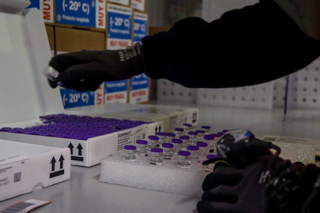 Una trabajadora coloca varias vacunas en las instalaciones del Centro Logista Pharma, a 10 de junio de 2021, en Leganés, Madrid, (España). En este recinto se almacenan y distribuyen las dosis de las vacunas frente al Covid-19 que se administran en la regi