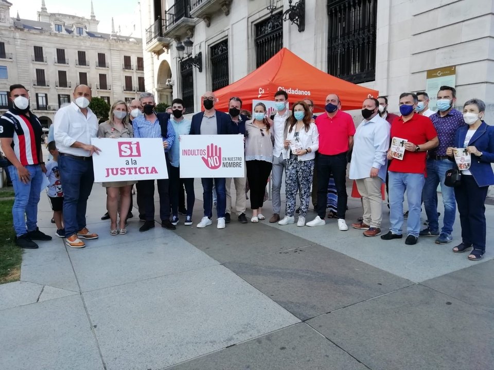 Cargos y simpatizantes de Cs Cantabria frente al independentismo