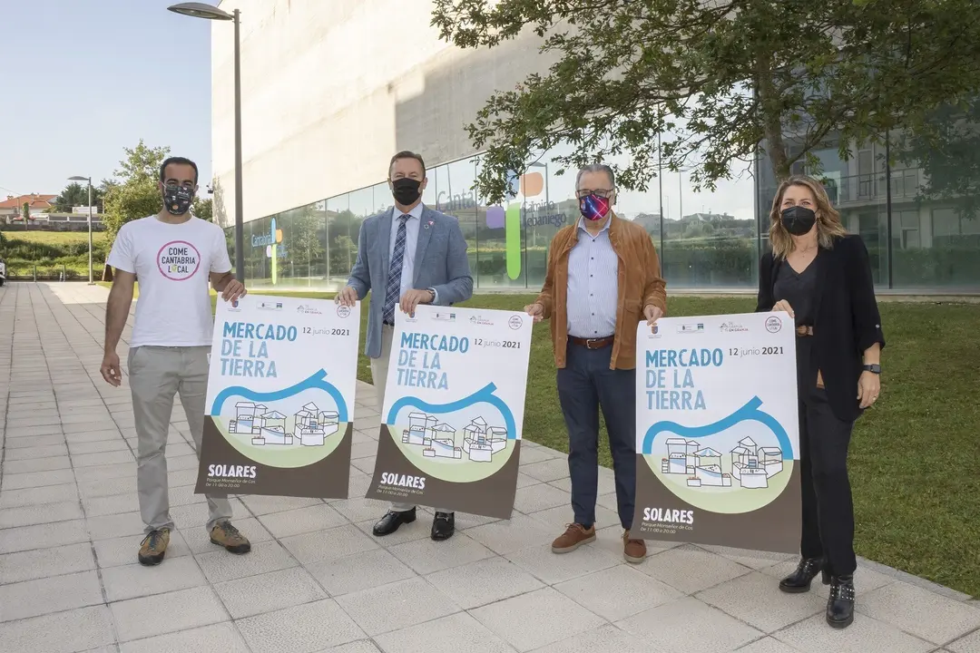 El consejero de Desarrollo Rural, Ganader&iacute;a, Pesca, Alimentaci&oacute;n y Medio Ambiente, Guillermo Blanco, presenta, junto al alcalde de Medio Cudeyo, Juan Jos&eacute; Perojo, la feria agroalimentaria Mercado de la Tierra.