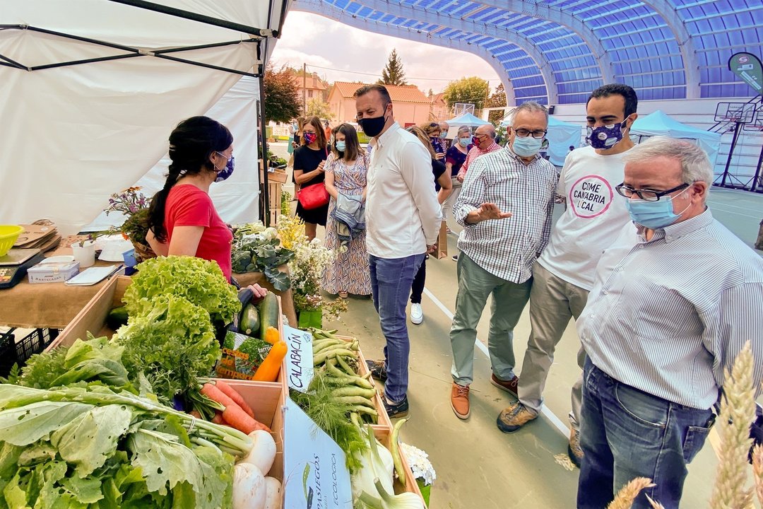Guillermo Blanco visita el Mercado de la Tierra de Solares