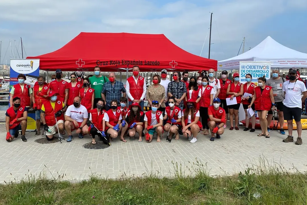 Voluntarios de la iniciativa '1m2 contra la basuraleza en Laredo