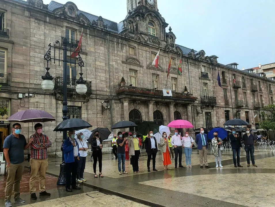 Concentraci&oacute;n silenciosa contra la violencia de g&eacute;nero en Torrelavega
