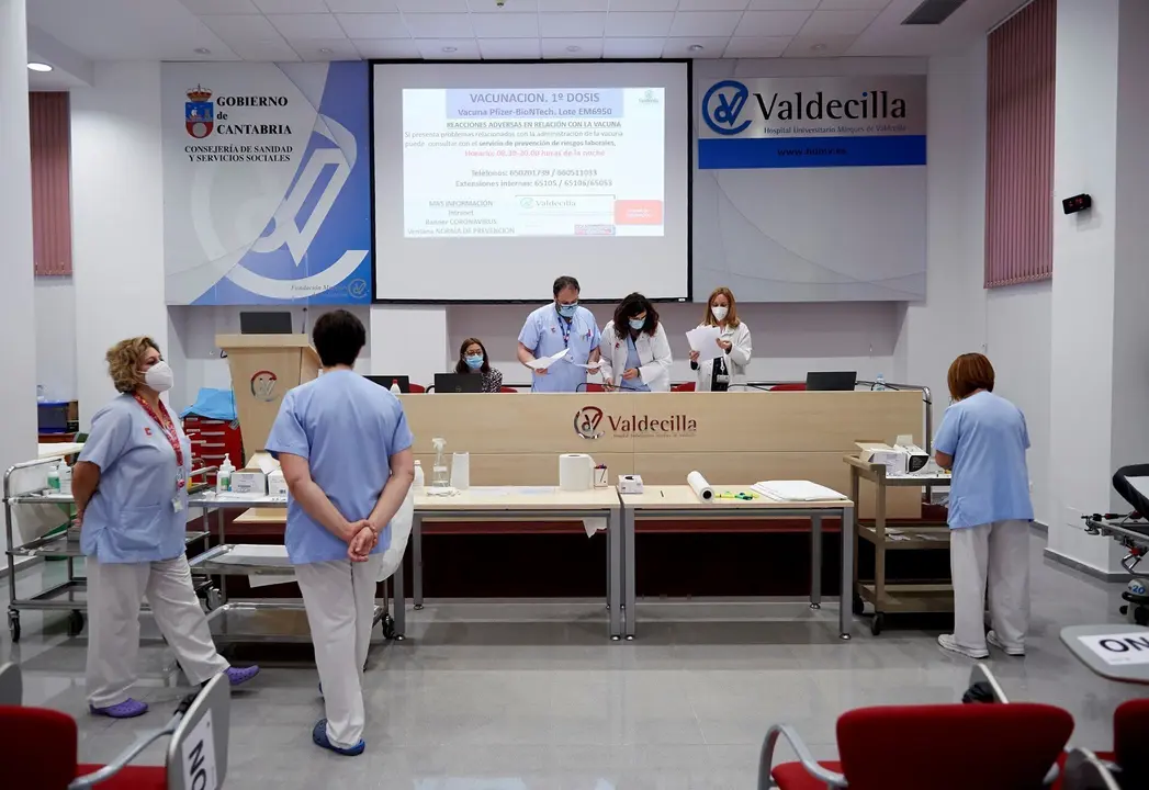 Archivo - Profesionales sanitarios en Valdecilla