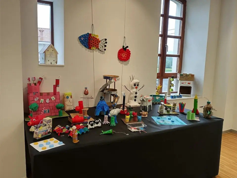 La exposici&oacute;n 'Reciclaarte' de los alumnos del colegio Virgen de Valencia.